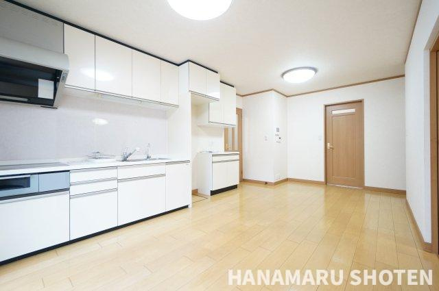 小倉台5丁目貸家の居間・リビング|物件、駅でお待ち合わせでのご案内歓迎！