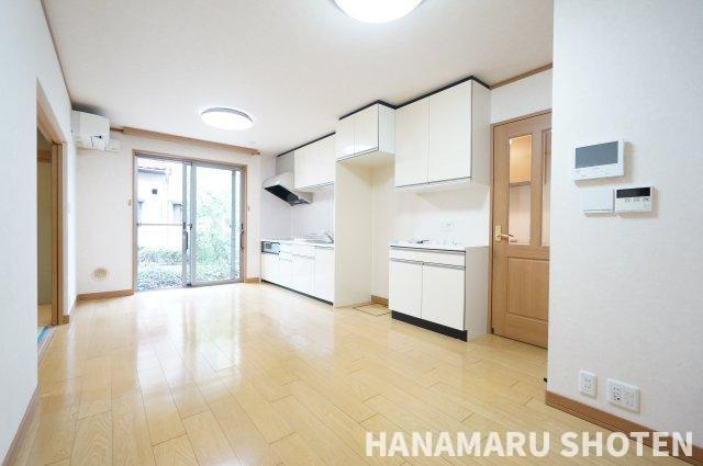 小倉台5丁目貸家の居間・リビング|物件、駅でお待ち合わせでのご案内歓迎！