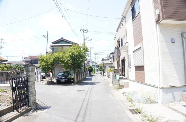 草加市遊馬町 中古戸建の前面道路含む現地写真