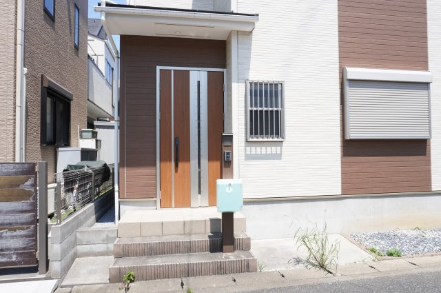 草加市遊馬町 中古戸建の玄関