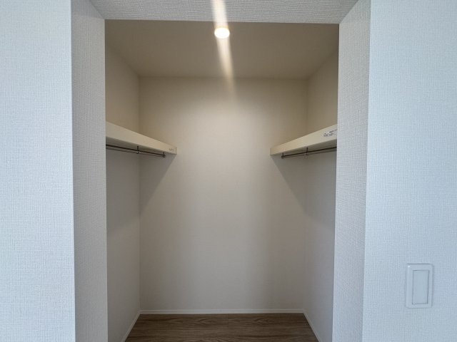 沖縄市知花（全5棟）E号棟の収納|E号棟　洋室7.25帖＋WIC付き♪