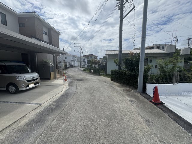 沖縄市知花（全5棟）E号棟の前面道路含む現地写真|※南側公道4.3m♪