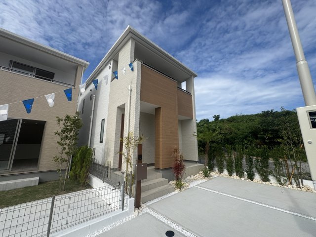 沖縄市知花（全5棟）E号棟の外観|E号棟　駐車3台可♪素敵な植栽付き♪