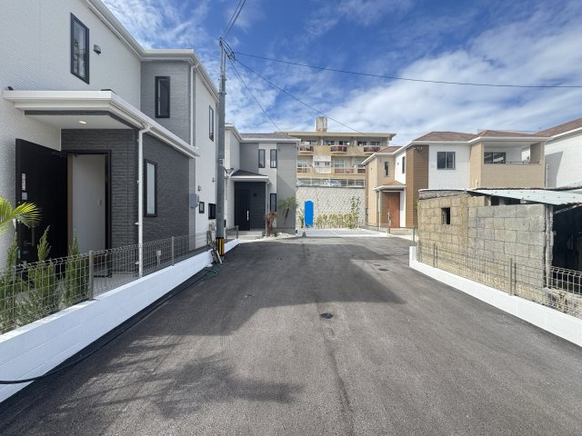 沖縄市知花（全5棟）E号棟の前面道路含む現地写真|※協定道路♪