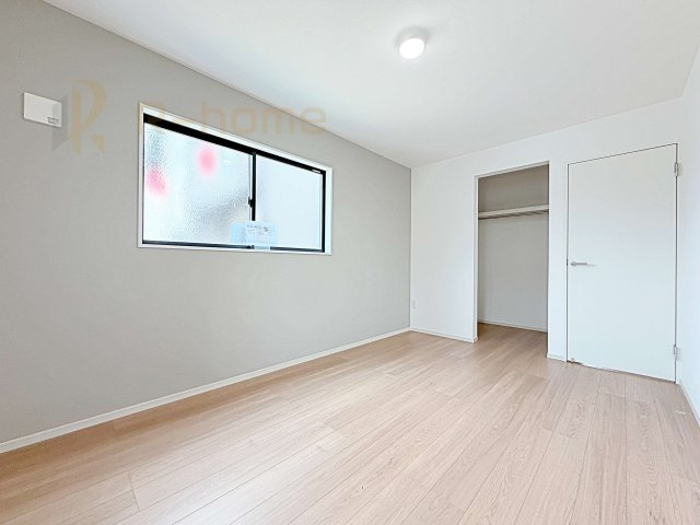水戸市住吉町4期　新築戸建て　5号棟の洋室|アクセントクロスが映える2階洋室。収納便利なウォークインクローゼット付き！