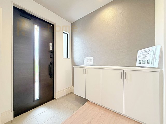 水戸市住吉町4期　新築戸建て　5号棟の玄関|気持ちよくご家族やゲストを送迎できる穏やかな雰囲気の玄関♪大きな下駄箱で玄関廻りスッキリ♪