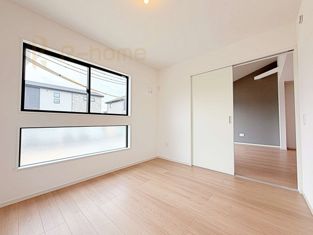 水戸市住吉町4期　新築戸建て　5号棟の洋室|リビング隣接の洋室はゲストルーム、キッズスペースとしても利用可能♪