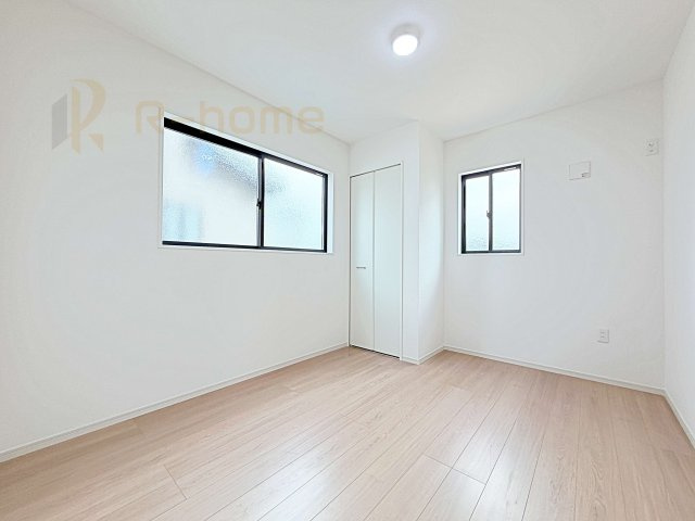 水戸市住吉町4期　新築戸建て　5号棟の洋室|どんな部屋家具も合わせやすいシンプルな洋室！
たっぷりの日差しと心地よい風が舞い込む住まい♪