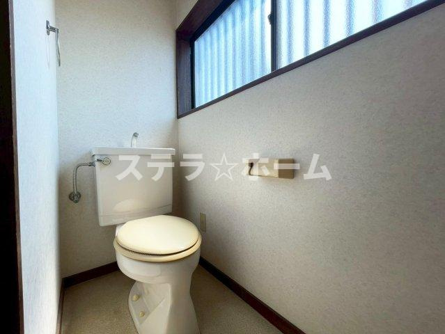 鮎川4 中古戸建のトイレ|落ち着いた色調のトイレです