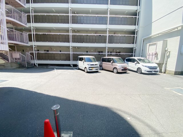 住之江コーポ 1の駐車場