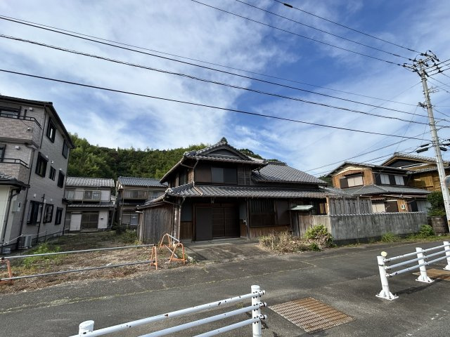 阿南市大潟町中古戸建の前面道路含む現地写真