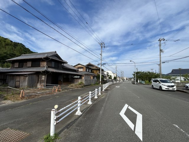 阿南市大潟町中古戸建の前面道路含む現地写真
