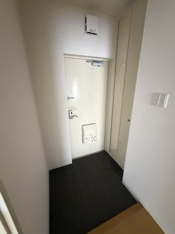 グリーンヒルズ鷹取3号棟の玄関