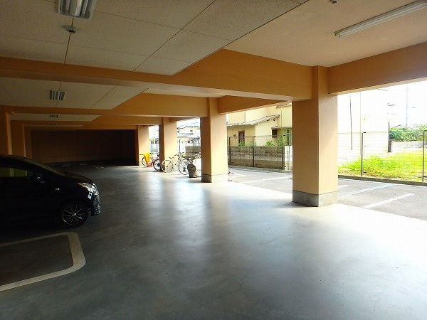 姫路市広畑区本町１丁目の賃貸マンションの駐車場