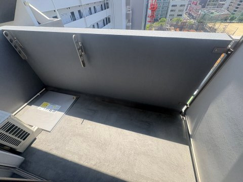 アルティザ江坂のバルコニー