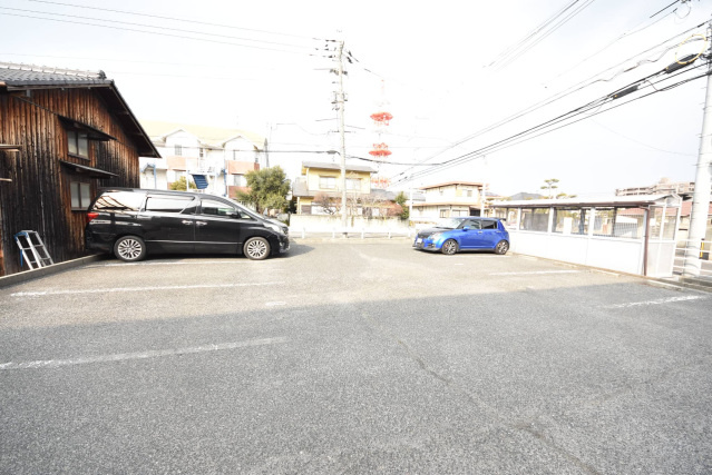 岡山市北区今６丁目のアパートの駐車場