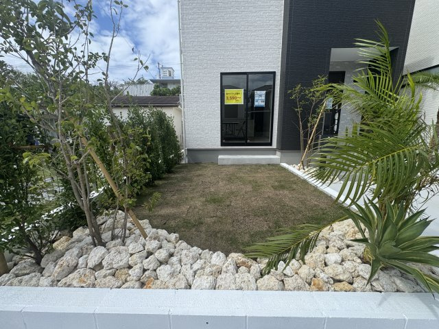 沖縄市知花（全5棟）A号棟の庭|A号棟　素敵な植栽付き♪