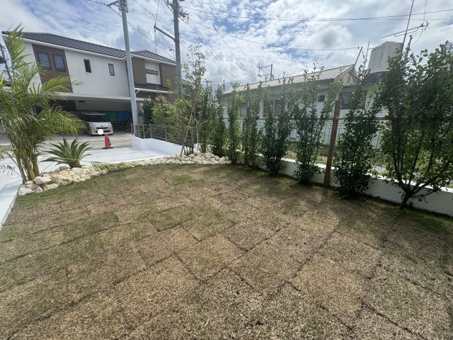 沖縄市知花（全5棟）A号棟の庭|A号棟　素敵な植栽付き♪
