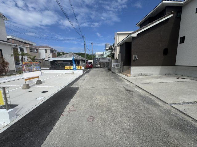 沖縄市知花（全5棟）A号棟の前面道路含む現地写真|※南側公道4.3m♪