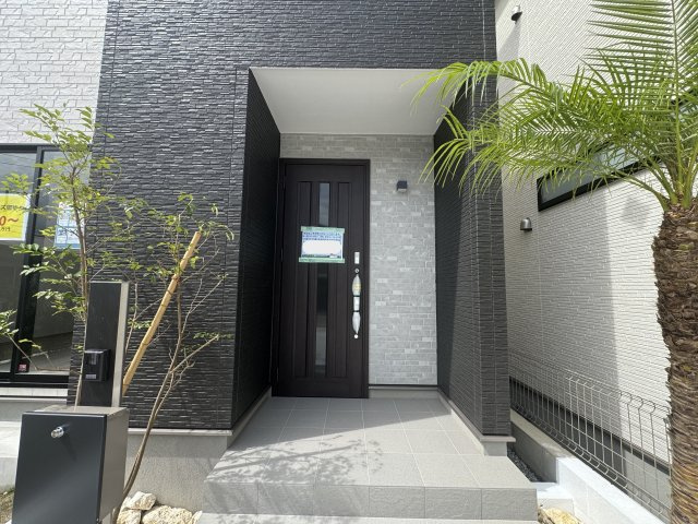 沖縄市知花（全5棟）A号棟の玄関|A号棟　スマートキー付き♪