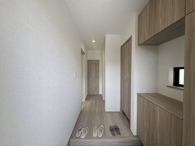 沖縄市知花（全5棟）A号棟の玄関|A号棟　十分な収納付き玄関♪玄関ホール収納付き♪