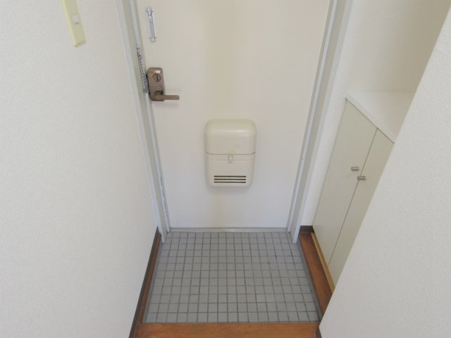 中道ビルの玄関