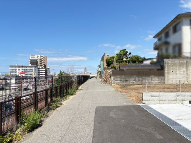 明石市朝霧南町３丁目土地の前面道路含む現地写真|東側道路から西側道路撮影