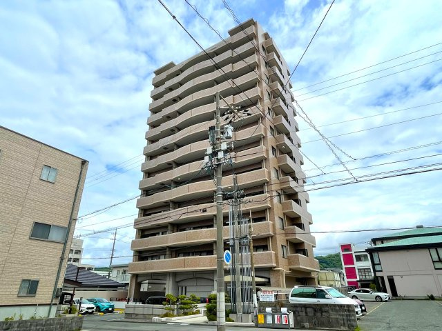 エトワール梅園の外観|周南市役所まで徒歩2分、JR徳山駅まで徒歩10分の立地。1フロア3邸の南西角住戸！
