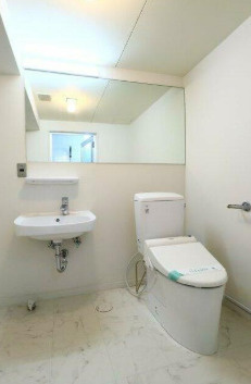 東光苑マンションのトイレ|ゆったりとした空間のトイレです