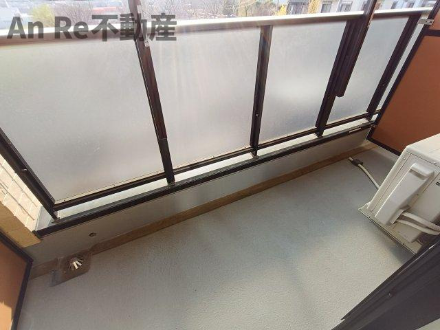 さいたま市緑区大字大門のアパートのバルコニー