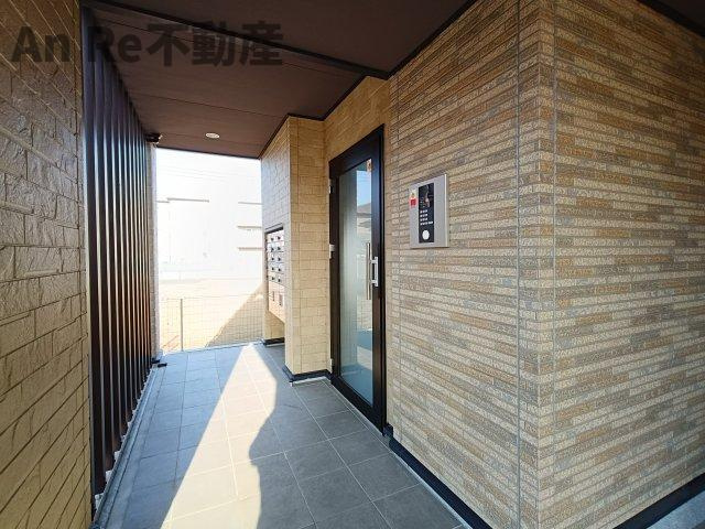 さいたま市緑区大字大門のアパートのエントランス