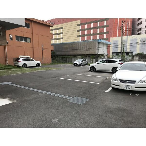 プランドール千種の駐車場