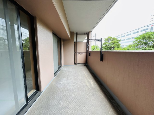 全力改装中！！当初の予定より遅れていますが、８月には完成？する様な気もしています。。。それまで少し期待を込めつつお待ちください。さーせん！！『ベイステージ横浜４３２』リフォームのバルコニー|開放的で明るい空間を演出してくれるバルコニーです