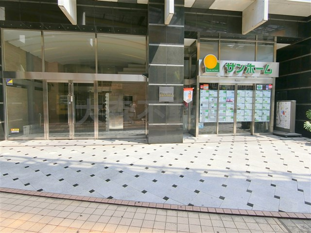 レジディア大森の外観|商店街に面したエントランスアプローチ