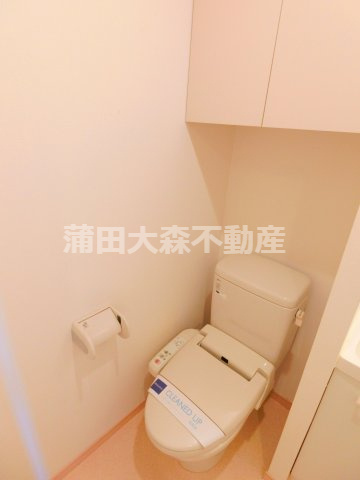 レジディア大森のトイレ|吊戸棚収納と温水洗浄便座付きのトイレ