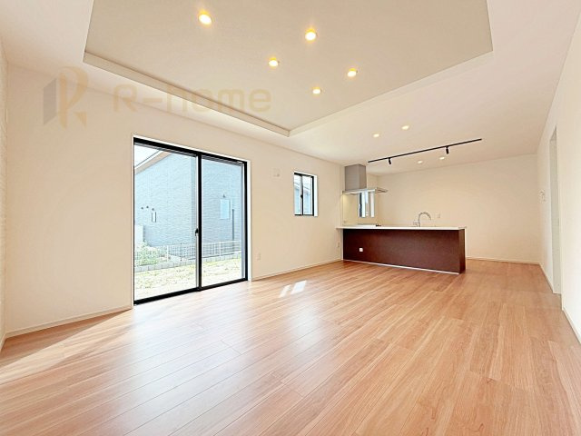 水戸市住吉町4期　新築戸建て　9号棟の居間・リビング|広くて明るいＬＤＫ♪ ゆったりくつろげるリビングスペースで、ご家族皆様の笑顔が溢れます。
