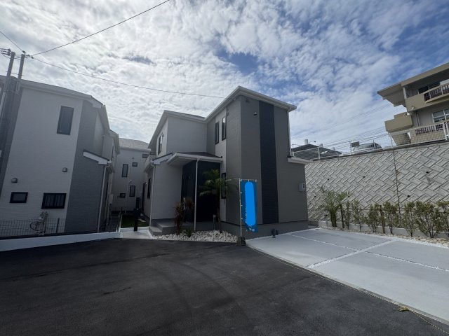 沖縄市知花（全5棟）B号棟の外観|B号棟　並列駐車2台完備♪オシャレな植栽付き♪