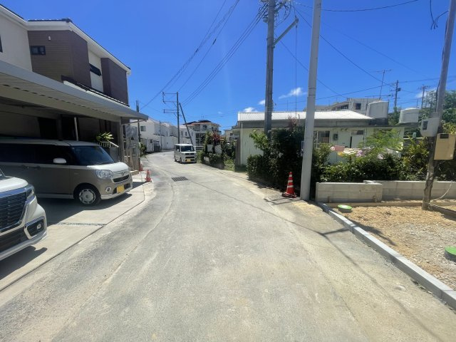 沖縄市知花（全5棟）B号棟の前面道路含む現地写真|※南側公道4.3m♪