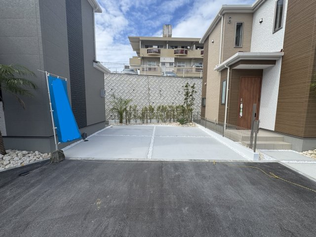 沖縄市知花（全5棟）B号棟の駐車場|B号棟　並列駐車2台完備♪