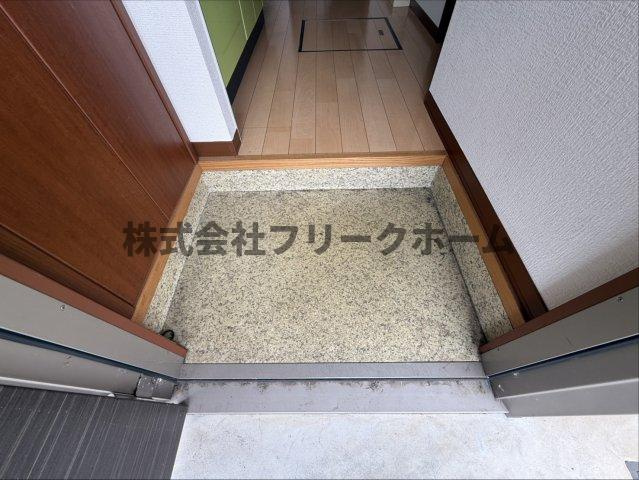 小金井市東町３丁目のアパートの玄関