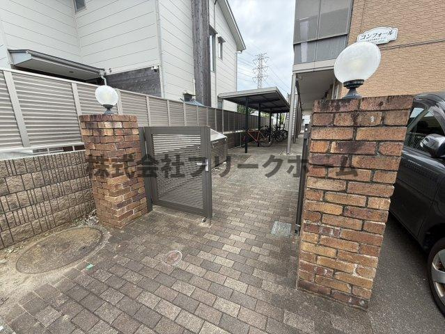 小金井市東町３丁目のアパートのエントランス