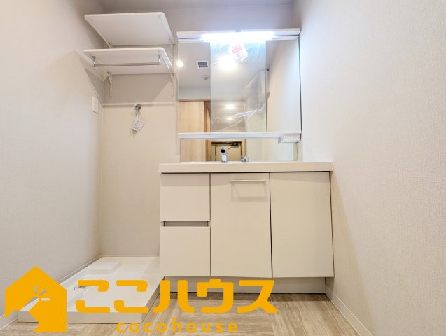 マンション長田11の独立洗面台|独立洗面台は収納豊富な三面鏡
