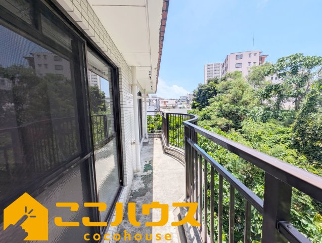 マンション長田11のバルコニー|光を取り込みやすく、隣の部屋からも出入りができる2WAYバルコニー♪