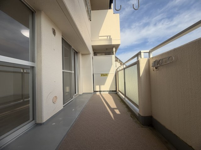 研究学園（６）団地530号棟のバルコニー
