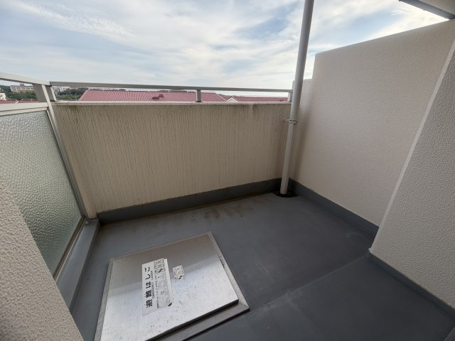 研究学園（６）団地530号棟のバルコニー