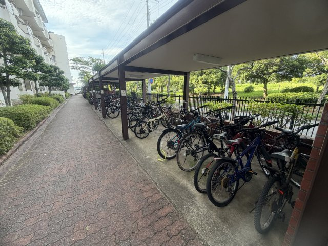研究学園（６）団地530号棟の駐輪場