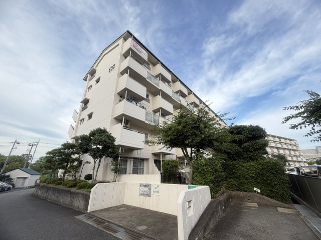 研究学園（６）団地530号棟の外観