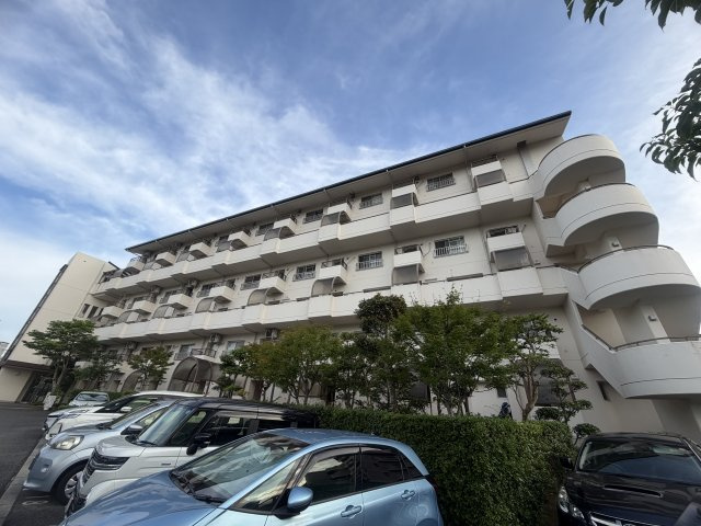 研究学園（６）団地530号棟の外観