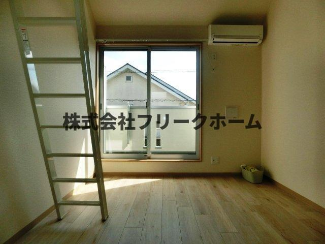 小金井市貫井南町４丁目のアパートの居間・リビング