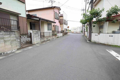 【前面道路含む現地写真】 | 毛呂山町市場 中古住宅 | 南側公道 幅員約5.5m